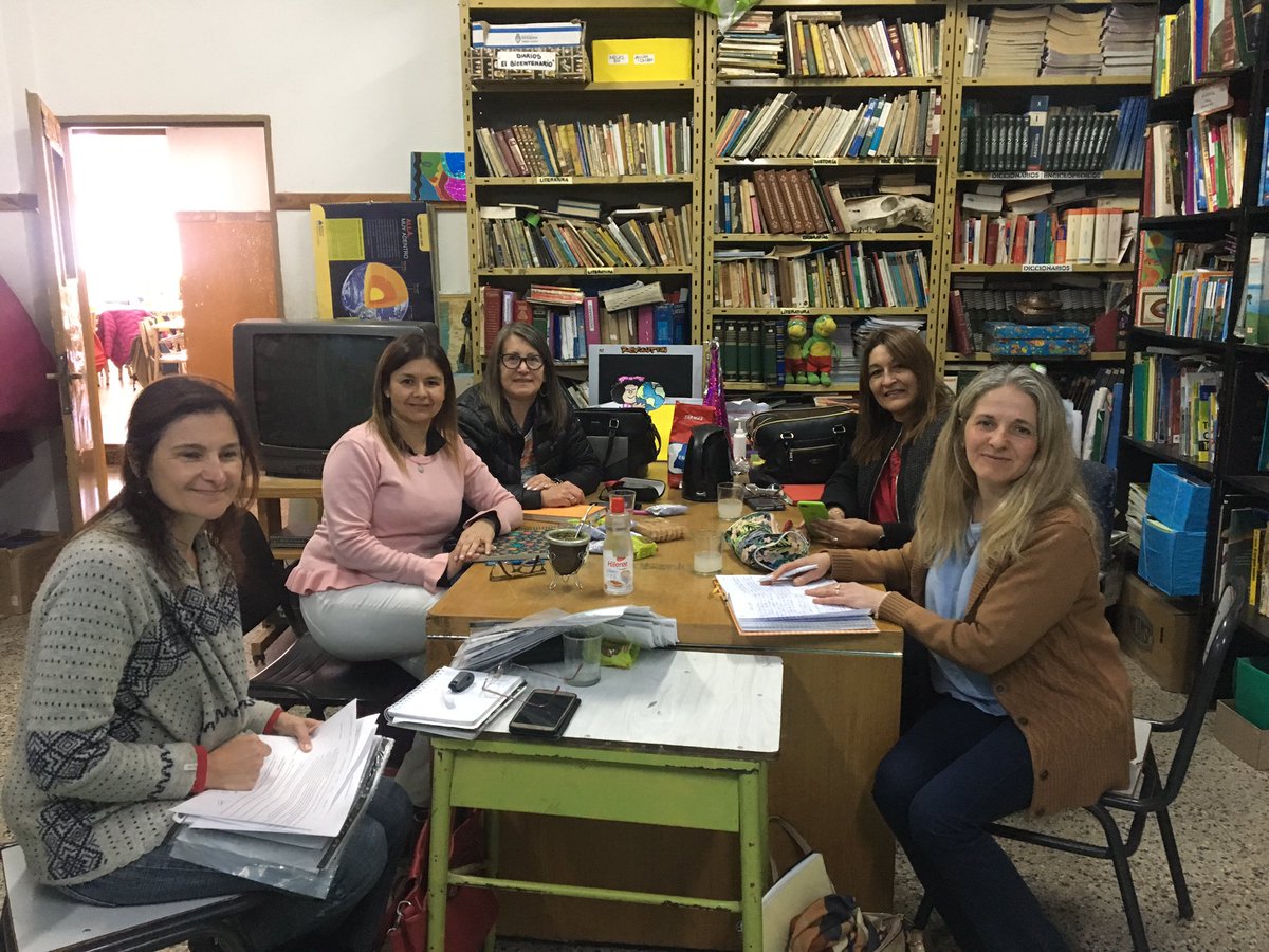 GladysParodi2's tweet photo. Reunión con Mariel, Claudia y Graciela, inspectoras de nivel primario y Ana inspectora de modalidad artística con el fin de acordar acciones a llevar a cabo en torno al fortalecimiento de las prácticas de lectura, escritura y oralidad con docentes de primer año de UP @ciiepilar https://t.co/BSnIKwYit5