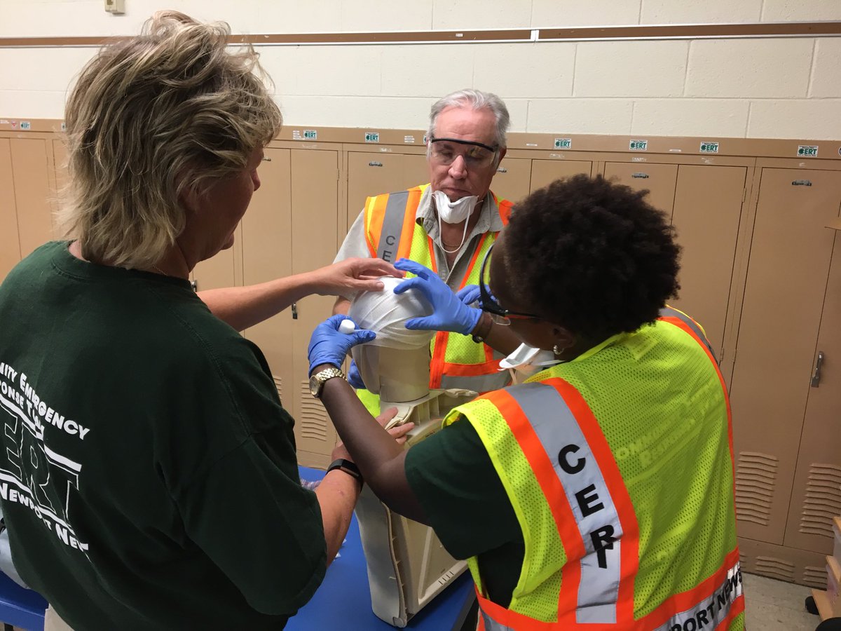 NNCERT's tweet image. CERT Academy 22 is off to a great start! Citizens are learning how to transport and treat survivors following a major disaster! ⁦@Jefffire89⁩ ⁦@CityofNN⁩ ⁦@NNFire⁩ ⁦@NewportNews794⁩