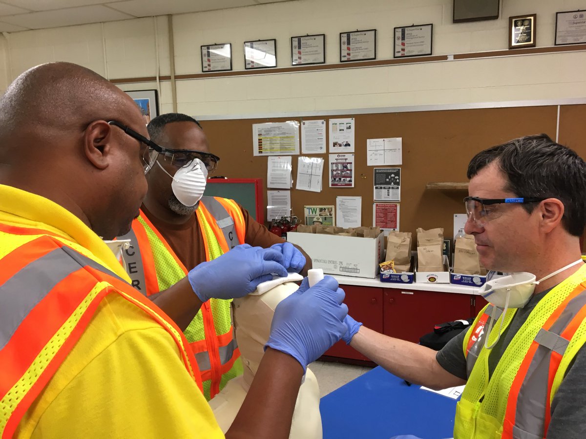 NNCERT's tweet image. CERT Academy 22 is off to a great start! Citizens are learning how to transport and treat survivors following a major disaster! ⁦@Jefffire89⁩ ⁦@CityofNN⁩ ⁦@NNFire⁩ ⁦@NewportNews794⁩