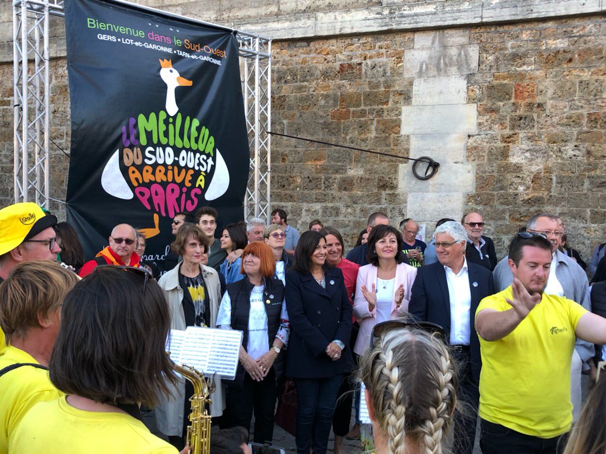 CaroleDelga's tweet photo. Très heureuse de retrouver @Anne_Hidalgo sur les quais de la Seine à @Paris pour inaugurer les 20e #MarchesFlottantsduSudOuest en compagnie notamment de @pmartin_32, Pdt de @LeGers32, @ChristianAstruc Pdt du @tarnetgaronne82.
Évidemment, le meilleur de l’@Occitanie s’y trouve ! https://t.co/lvRzfQzUpS