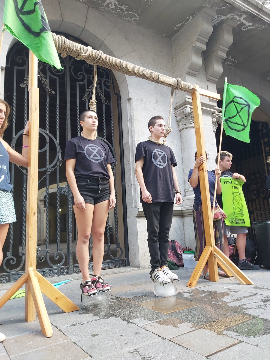 XRGirona's tweet photo. Avui @XRGirona juntament amb diversos col•lectius ecologistes i socials de la ciutat de #Girona hem presentat una instància a l'@girona_cat perquè declari l'#emergènciaclimàtica ⏳

La gent no s'adona del poder que té,  exercim-lo! 🌍💪✊

#RebelForLife #ExtinctionRebellion https://t.co/rbPuH14p9L