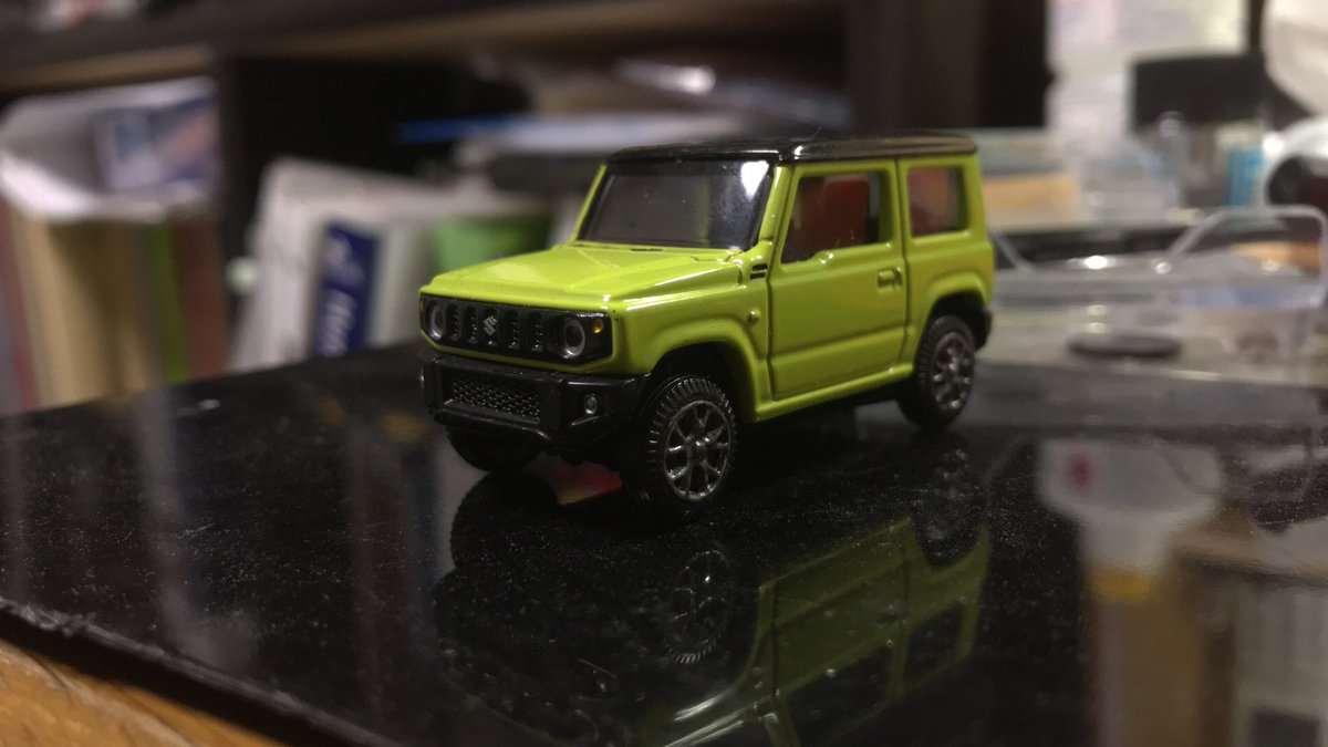 Yasu 久々のトミカ改造になります ベースはジムニーで 細部塗装とルーフはブラック塗装実施でツートンに ホイールは型を作って鋳造の要領で作成したものの 時間かかるのでまだ左のみです もともとのタイヤの不要部分を削ってはめ込むので カシメ取ら