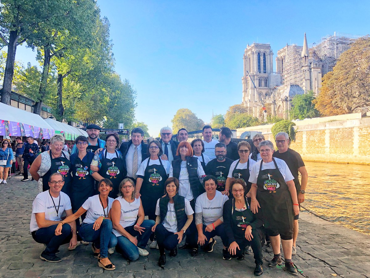 ChristianAstruc's tweet photo. Fier de nos exposants aux marchés flottants à Paris, véritables ambassadeurs du Tarn-et-Garonne depuis 20 ans qui permettent de faire découvrir les spécialités de notre territoire lors de ce rendez-vous gourmand le long de la Seine ! https://t.co/E9tSqLHVUa