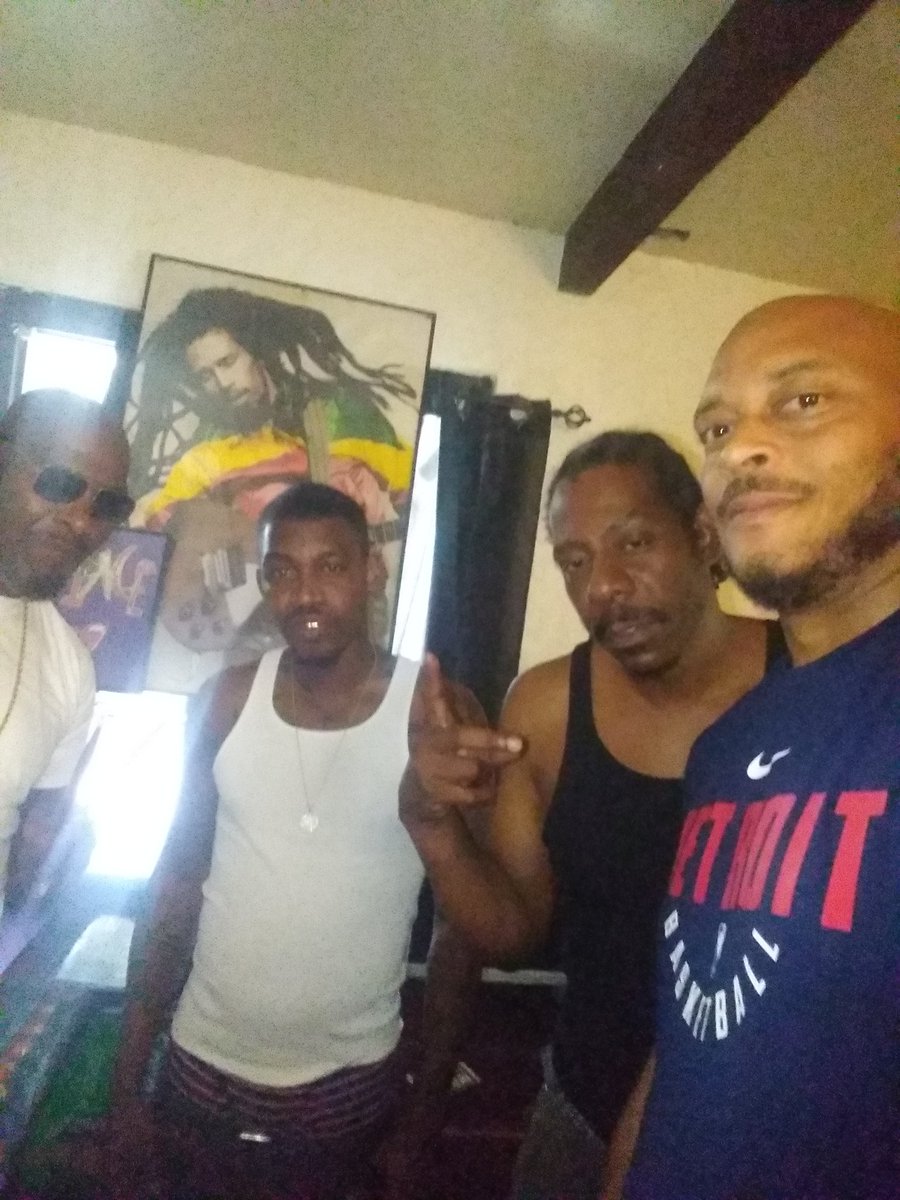 s2pmanager's tweet photo. Who produces your records? My Producer @JakDaMakFrozt has SLAPS w @C_Bo_ #MCEight #ChileePowdah #ChrisNotez #DJNeedles @ScruseBoy #WillieT #Wade sh*t half the city... #Hiphop @CoreDjLA @Flossgenius @Livehiphopdaily @WORLDSTAR https://t.co/oZo9h2b436