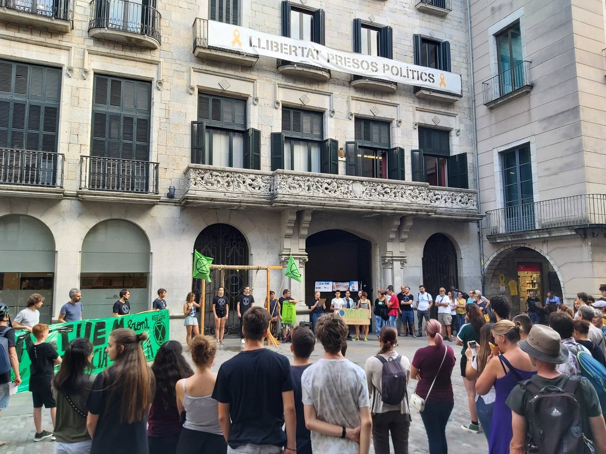 XRGirona's tweet photo. Avui @XRGirona juntament amb diversos col•lectius ecologistes i socials de la ciutat de #Girona hem presentat una instància a l'@girona_cat perquè declari l'#emergènciaclimàtica ⏳

La gent no s'adona del poder que té,  exercim-lo! 🌍💪✊

#RebelForLife #ExtinctionRebellion https://t.co/rbPuH14p9L