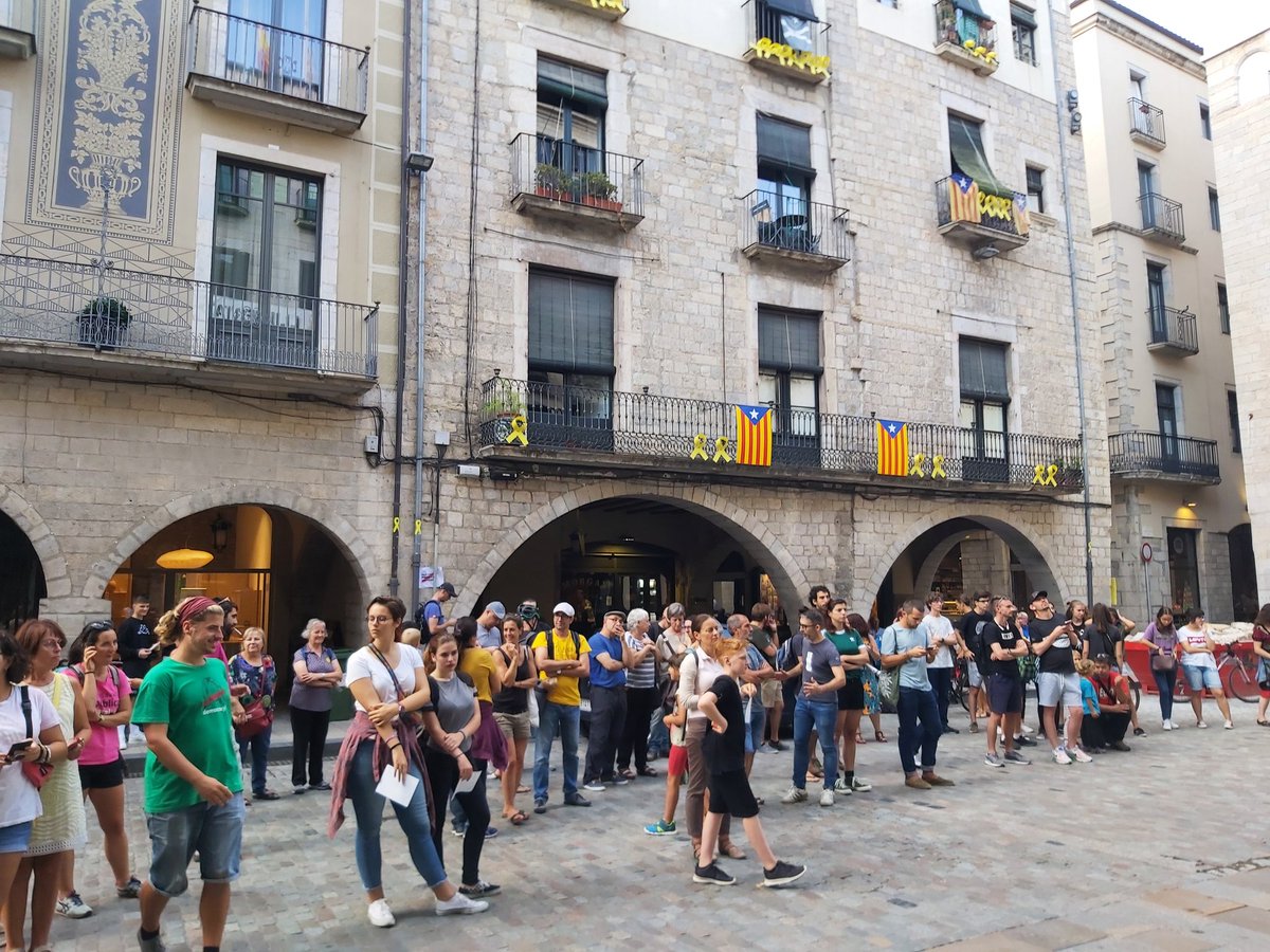 XRGirona's tweet photo. Avui @XRGirona juntament amb diversos col•lectius ecologistes i socials de la ciutat de #Girona hem presentat una instància a l'@girona_cat perquè declari l'#emergènciaclimàtica ⏳

La gent no s'adona del poder que té,  exercim-lo! 🌍💪✊

#RebelForLife #ExtinctionRebellion https://t.co/rbPuH14p9L
