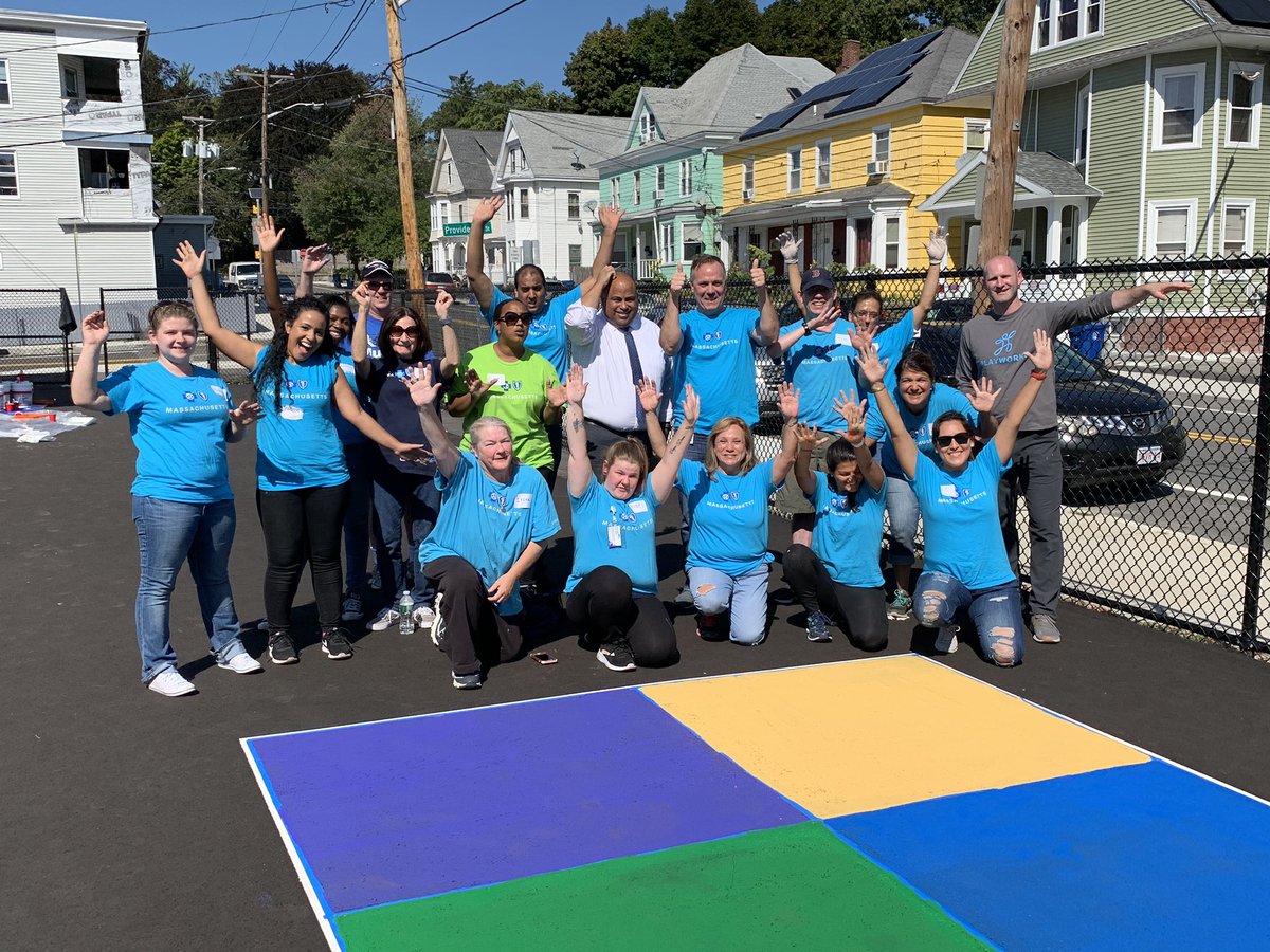 kate2pointoh's tweet photo. Mayor @danrivera01843 visiting @LPS_Education where @BCBSMA is participating in #ServiceDay19 beautifying the Bruce School #makelawrencebetter https://t.co/7ko5ta8XhC