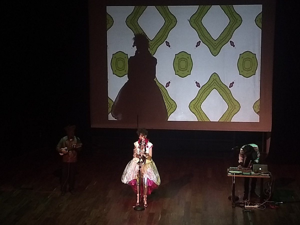 En este momento se vive la experiencia visual y sonora del show “Gwandena”, una mezcla de sonidos electrónicos, instrumentos nativos bolivianos, bailes y teatralidad de Timpana/Ale Lanza #EstarBien #IMSSCultura
