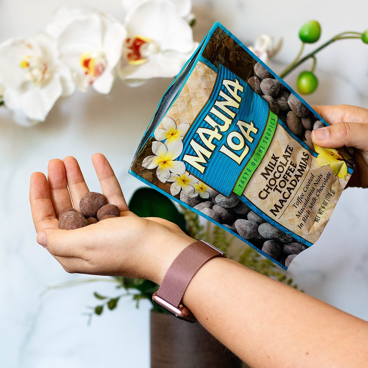 It’s Friday! Go ahead and reach for your favorite #MaunaLoa MacNuts! What’s your go-to flavor? 
#CrunchToADifferentBeat #AlohaFriday