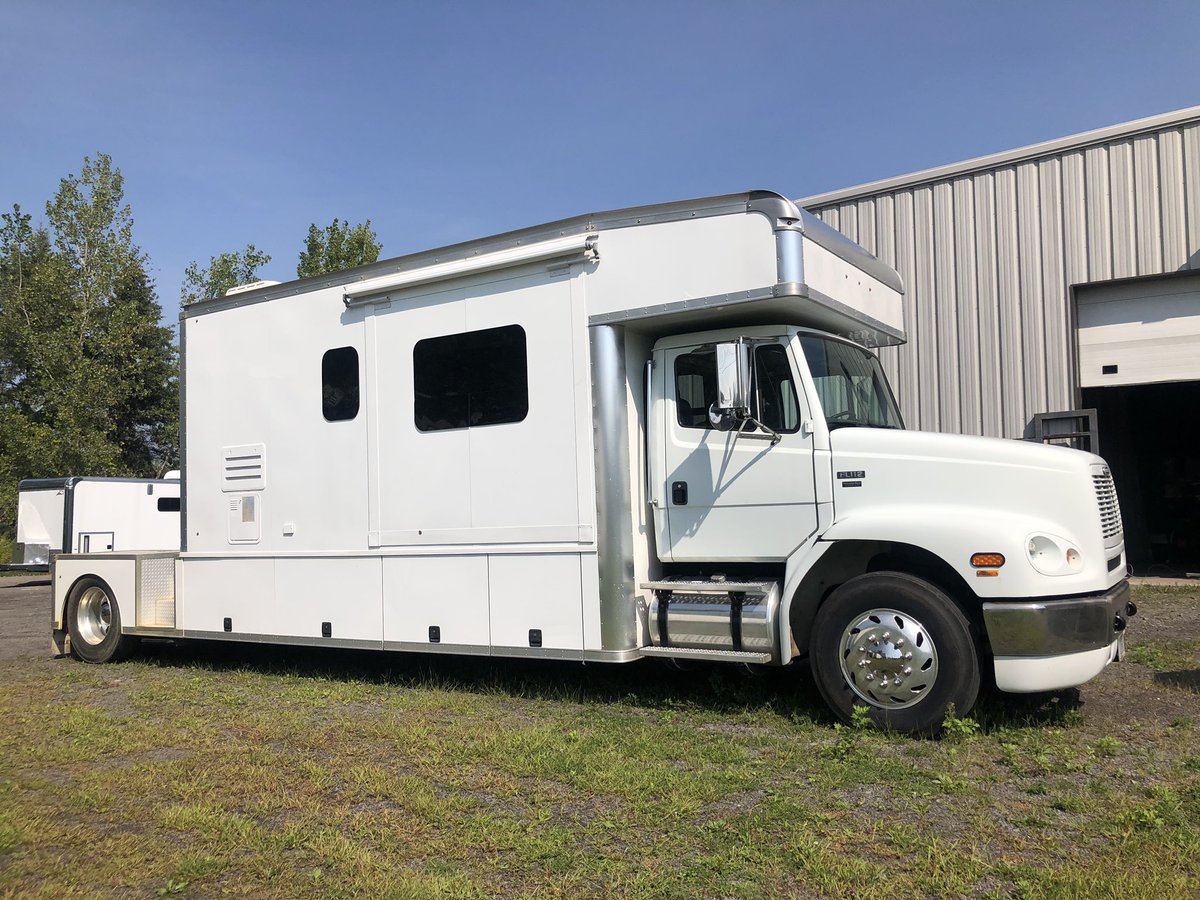 HebingRacing's tweet photo. 2002 United Toterhome FOR SALE 👇🏻 https://t.co/VhnZZZtLGU