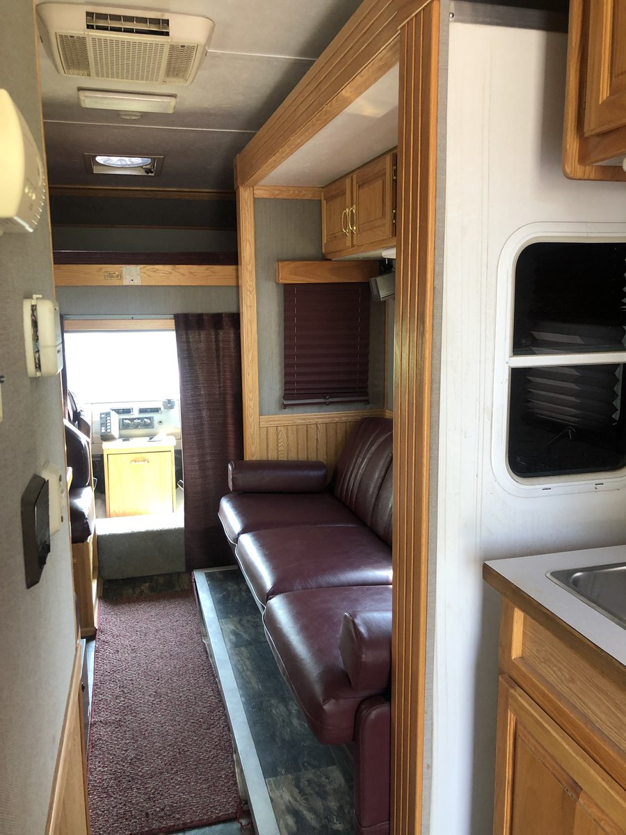 HebingRacing's tweet photo. 2002 United Toterhome FOR SALE 👇🏻 https://t.co/VhnZZZtLGU