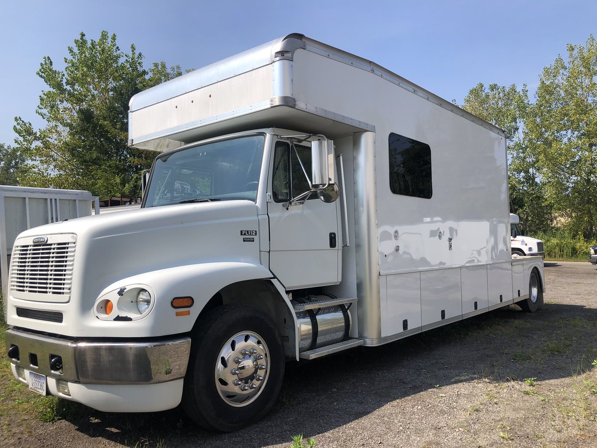 HebingRacing's tweet photo. 2002 United Toterhome FOR SALE 👇🏻 https://t.co/VhnZZZtLGU