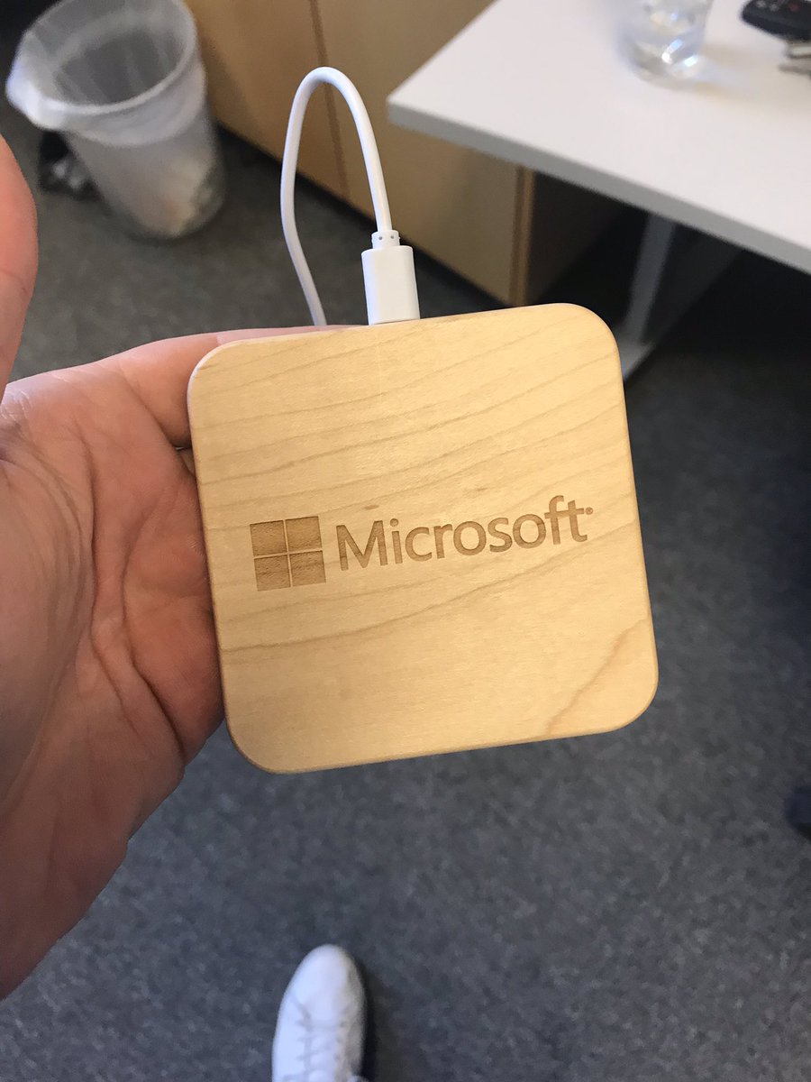Bangdalen's tweet photo. Hei @MicrosoftNorge! Har ikke flere sånne her a? Og noen kule klistremerker 😎 #nerdlife #cloudaddict #microsoft #gadgets https://t.co/QjsklyOEhb