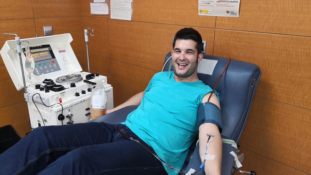 FCDSang's tweet photo. Has donat plasma alguna vegada? Fixa’t en la cara de felicitat d’en Marc! 😁 Prova-ho i ens ajudaràs a augmentar les reserves! 👍🏼⬆️ https://t.co/Qh10nxbN4B @Farry_mfm https://t.co/VJMSzgDV5b