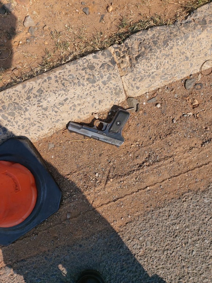 Yoliswamakhasi's tweet photo. 1. #OkaeMolao 6 suspects were arrested for possession of two unlicensed firearms &amp; were linked to various house robberies in soweto &amp; ekurhuleni area . @Vernon242 @GautengProvince @Abramjee @GP_CommSafety @GautengNews @SureBroSocks @GTP90515691 @cci_network @osipuka https://t.co/n343TfaqZP