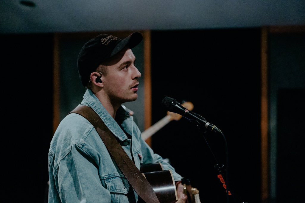 DermotKennedy's tweet photo. 'Outnumbered' is now my first @officialcharts UK Top 20 single! A huge thank you to everybody who has supported me and my music so far 😊 X https://t.co/csiyPYomzf