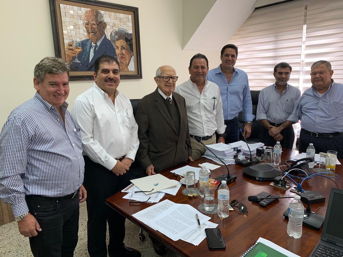 jorge_faraj's tweet photo. Un honor poder reconocer la gran trayectoria de un extraordinario empresario. La Junta Directiva de la @CCICHN ha decicido entregarle este año “El Forjador” a Don Jorge Bueso Arias y nos honra que haya aceptado. Hoy lo visitamos en su día de trabajo en Santa Rosa de Copán. https://t.co/yWwRysgNXw