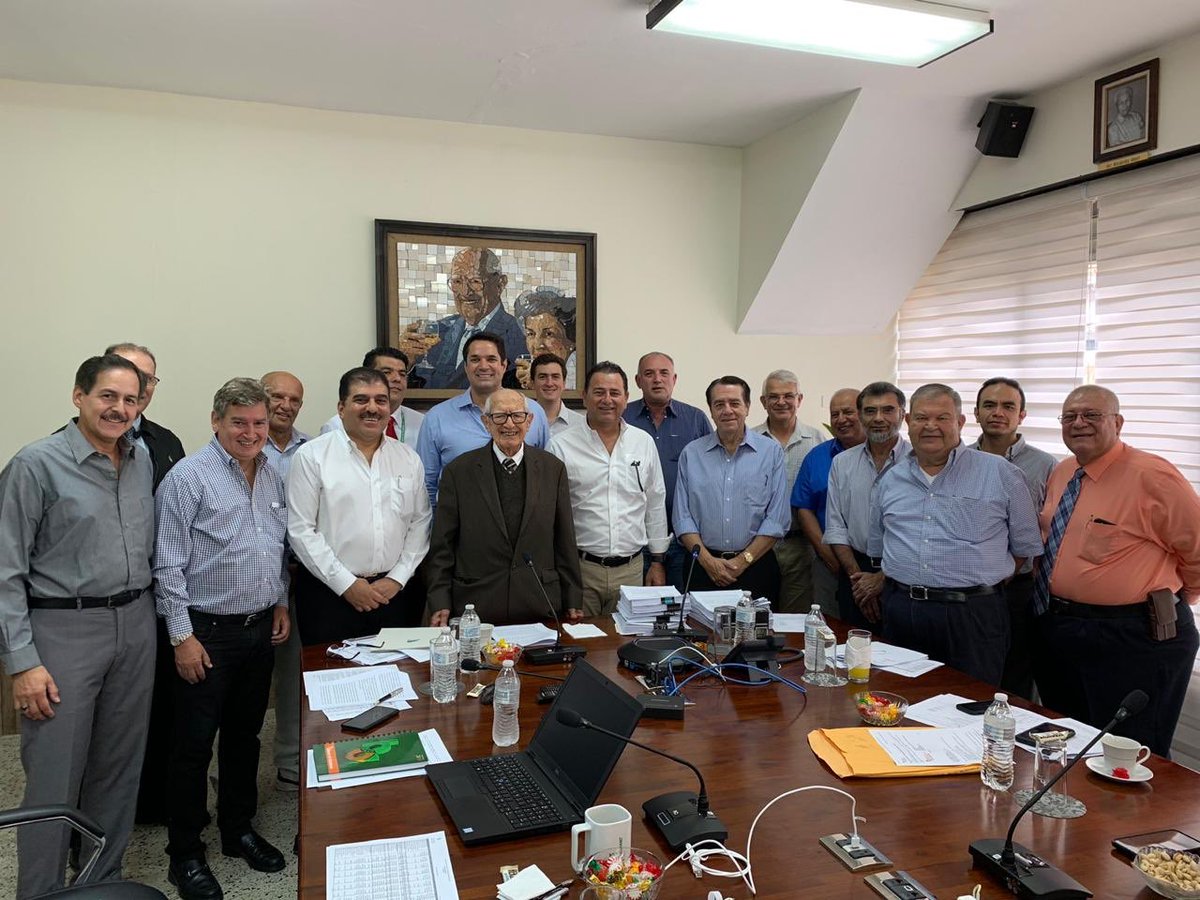 jorge_faraj's tweet photo. Un honor poder reconocer la gran trayectoria de un extraordinario empresario. La Junta Directiva de la @CCICHN ha decicido entregarle este año “El Forjador” a Don Jorge Bueso Arias y nos honra que haya aceptado. Hoy lo visitamos en su día de trabajo en Santa Rosa de Copán. https://t.co/yWwRysgNXw