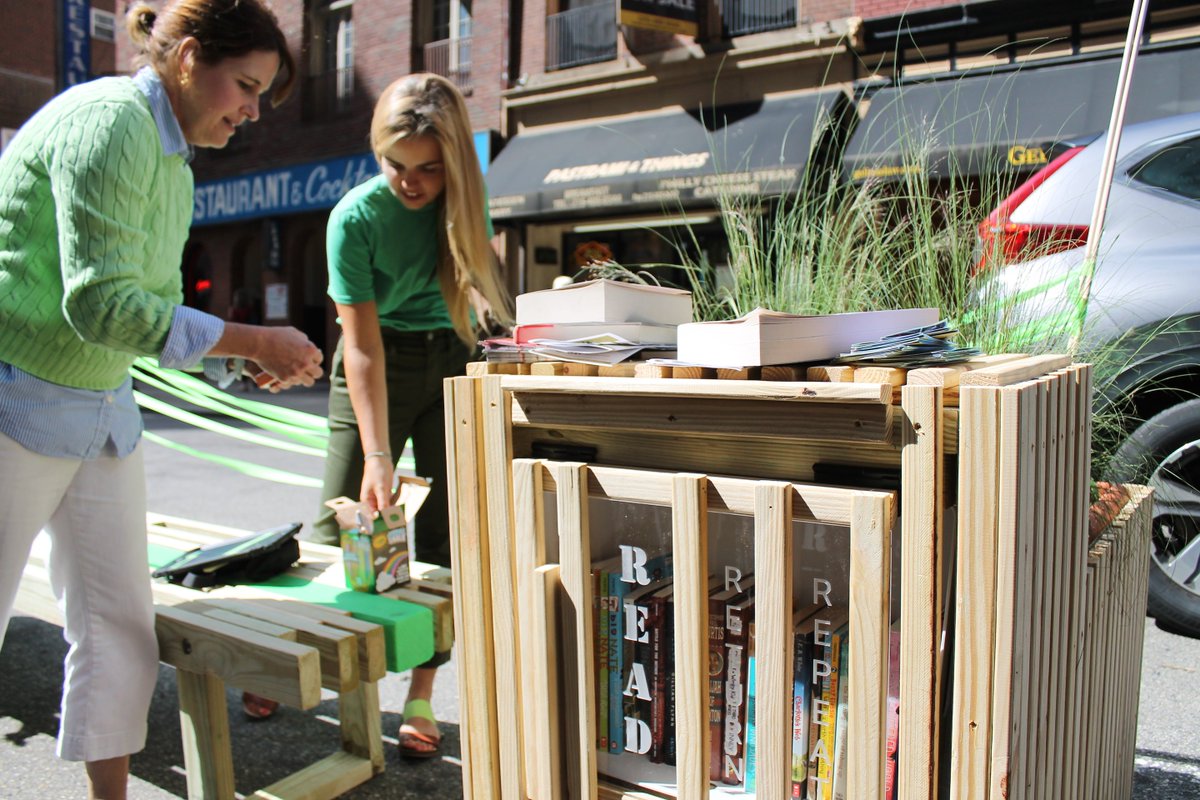 parkingdayphila's tweet photo. Read or play is on the menu at this @wrtdesign #PARKingDAYPHL space on S. 18th Street right below Market Street. https://t.co/JTQe3zRNpg