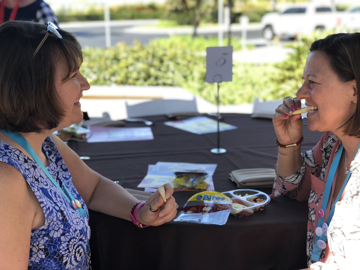 DikkenMac's tweet photo. Taking a needed little break with friends. Feeling perked up and ready for more sessions at #mkmeetup thanks to a nourishing snack of @Chiquita Bites. These are going to be a staple in my fridge from now on. #ad #lovechiqitabites #healthysnacks https://t.co/UtEOvikVyV