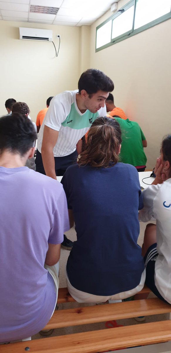 SevillaFaB's tweet photo. 💪4° Día del Curso de Árbitros #Nata y @VaroFranco explicando Regla 6 y a continuación prácticas de Arbitraje.🏀 #NONSTOPFORMACION https://t.co/BWvRijUWPJ