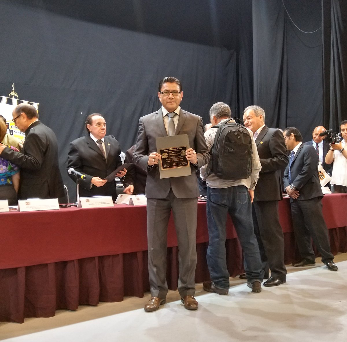 contrerascj's tweet photo. #FelizViernes #Puebla Otros tres galardonados por el #ClubPrimeraPlana en el teatro de la Ciudadela en #CDMX mi amigo el mayelo mayor @hugosizquierdo @elquetzalcholul y #JesusRivera #ElCurro https://t.co/OZaG5jPwic