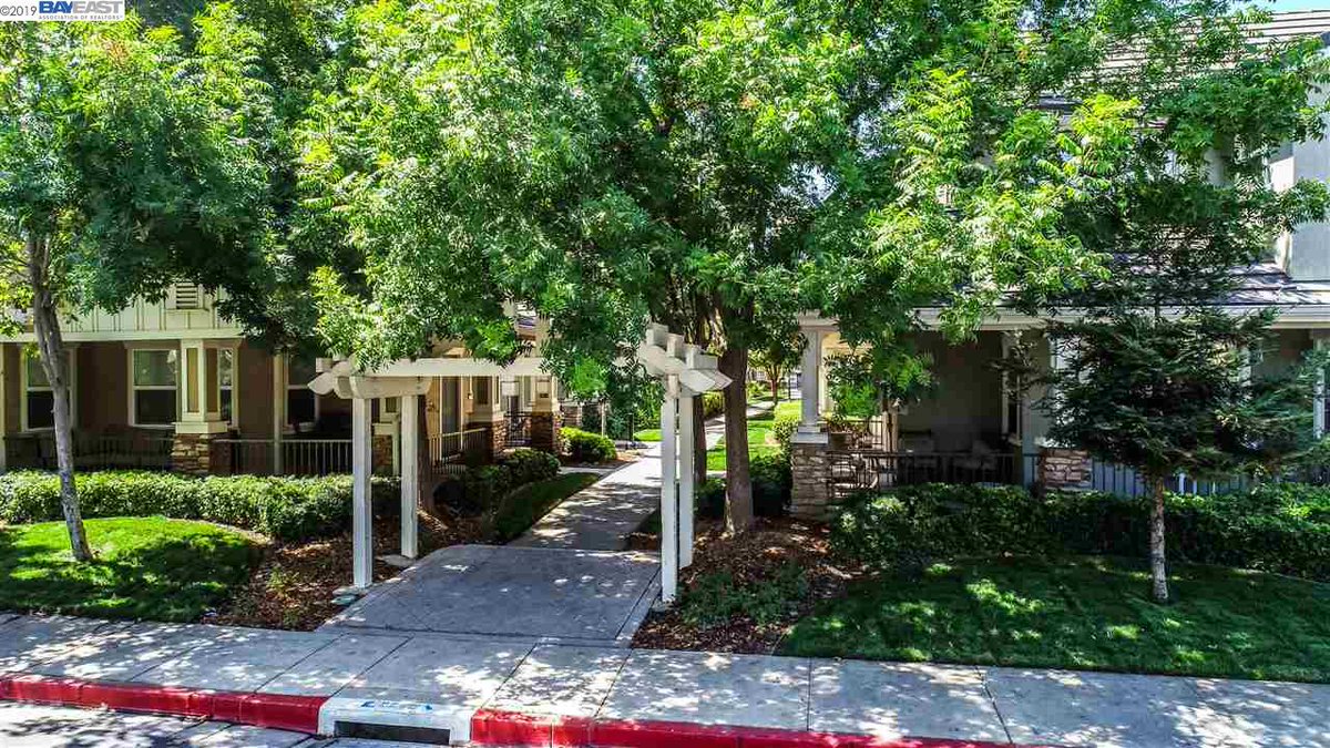 HeidyHurst's tweet photo. 📍120 Kingfisher St, Brentwood, CA 94513

Beautiful Turn-Key Townhome in the ❤️of Brentwood! Open House Saturday from 1:00 - 3:00 pm.

https://t.co/9nnbEMbGOa  

#homesforsale #OpenHouse #brentwood #DudumRealEstateGroup #SellYourHome https://t.co/2S1E9ELpCG