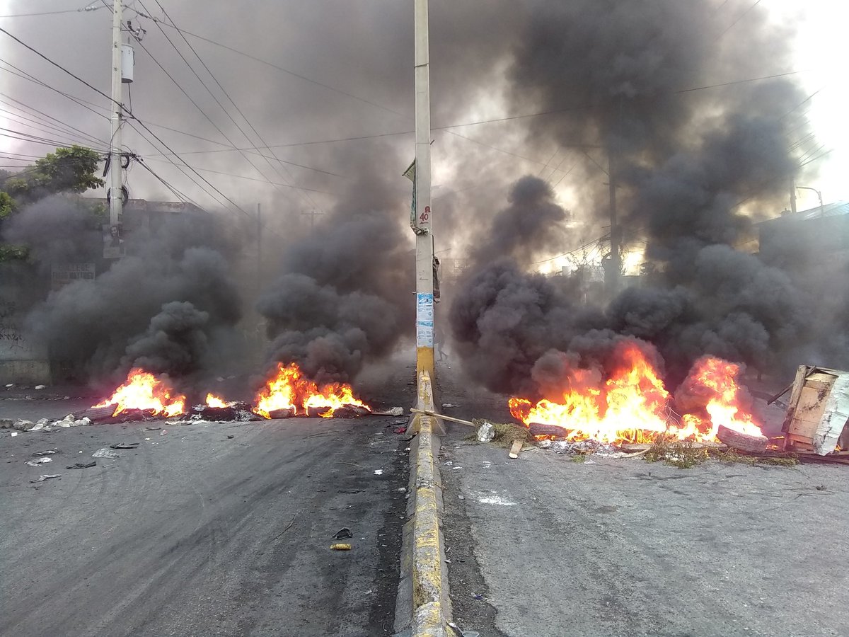 Ameliebaron's tweet photo. Les affrontements policiers/manifestants ont cessé. Des nouvelles larges barricades enflammées sont érigées sur la route de Delmas, rendant impossible la circulation de voitures. 
#Haiti #manifestation https://t.co/McsqdAX348