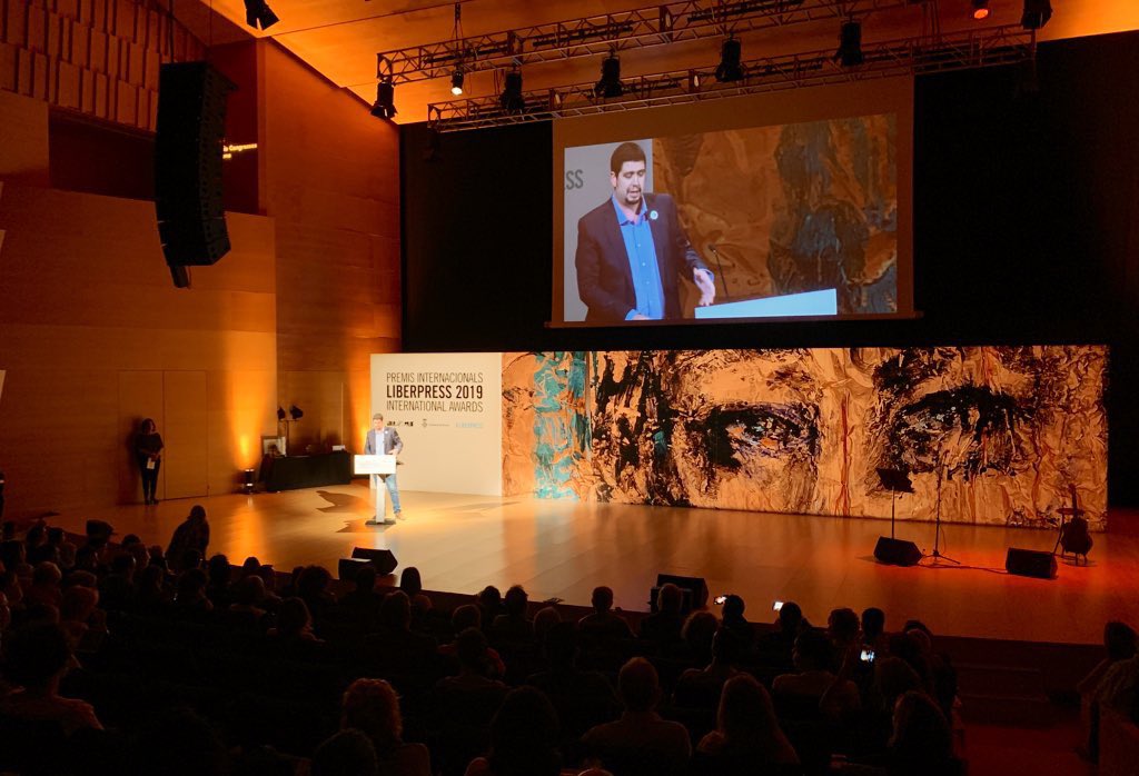 DiputacioGirona's tweet photo. El vicepresident @paupresas: "Els premis #LiberPress continuen essent més necessaris que mai. A punt d'encetar la segona dècada del segle XXI, segueix fent falta recordar els principis imprescindibles sense els quals la paraula democràcia perd part del seu valor." https://t.co/97QfGQ2rsX