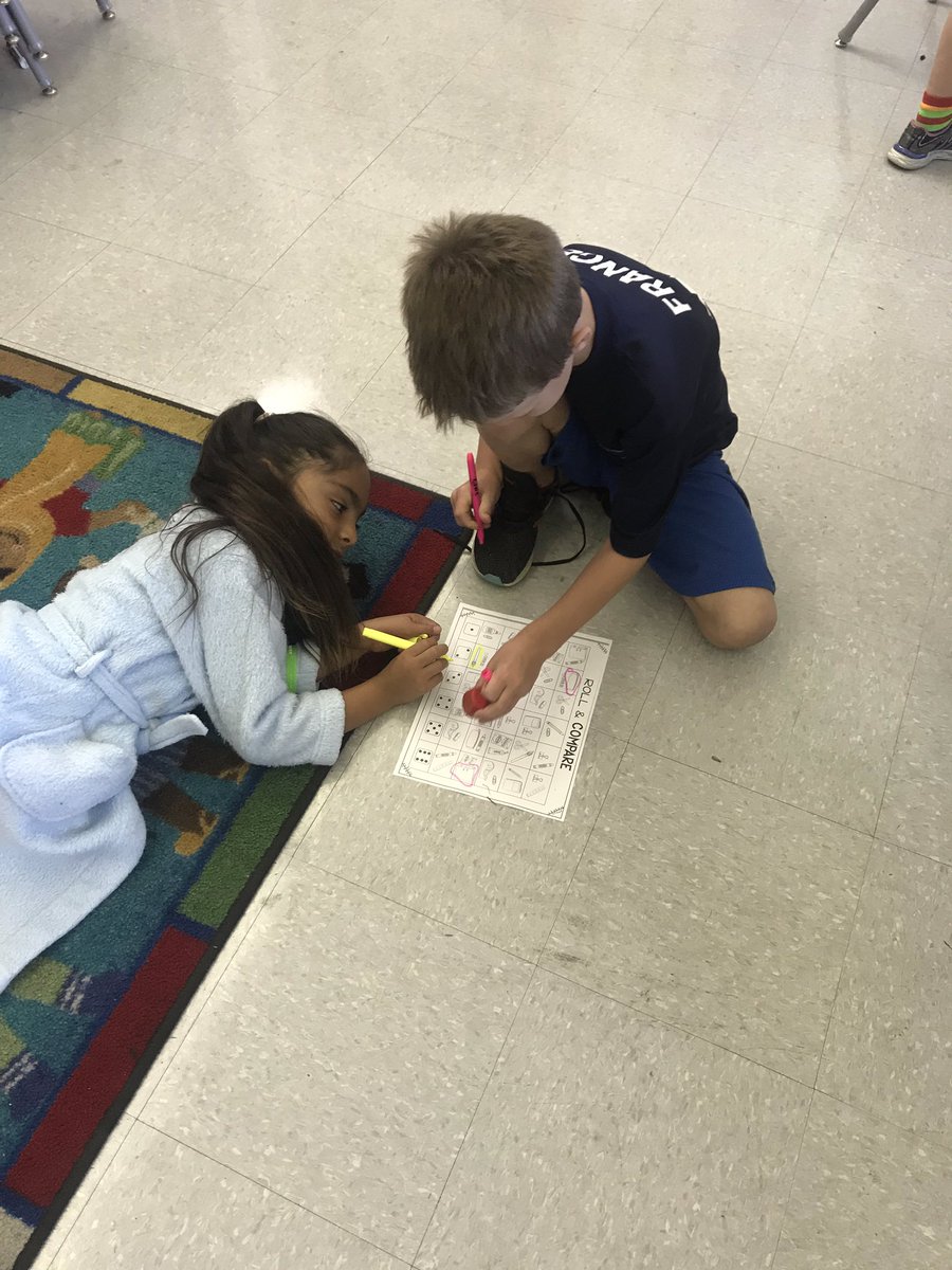 HolbrookMDUSD's tweet photo. Hands on math is just the best! #estimatinglength #workingtogether #secondgradersrock @mrsutler https://t.co/g2cZyjS7vp