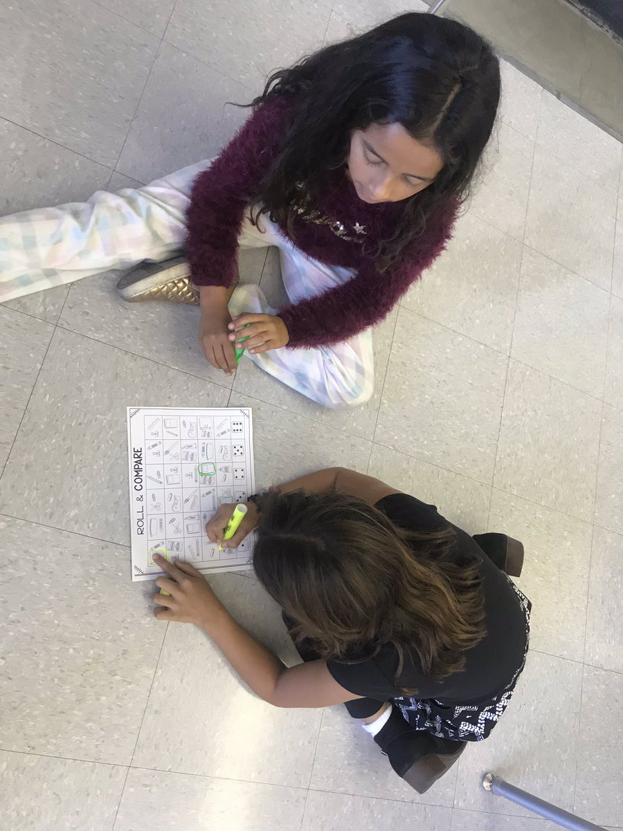 HolbrookMDUSD's tweet photo. Hands on math is just the best! #estimatinglength #workingtogether #secondgradersrock @mrsutler https://t.co/g2cZyjS7vp