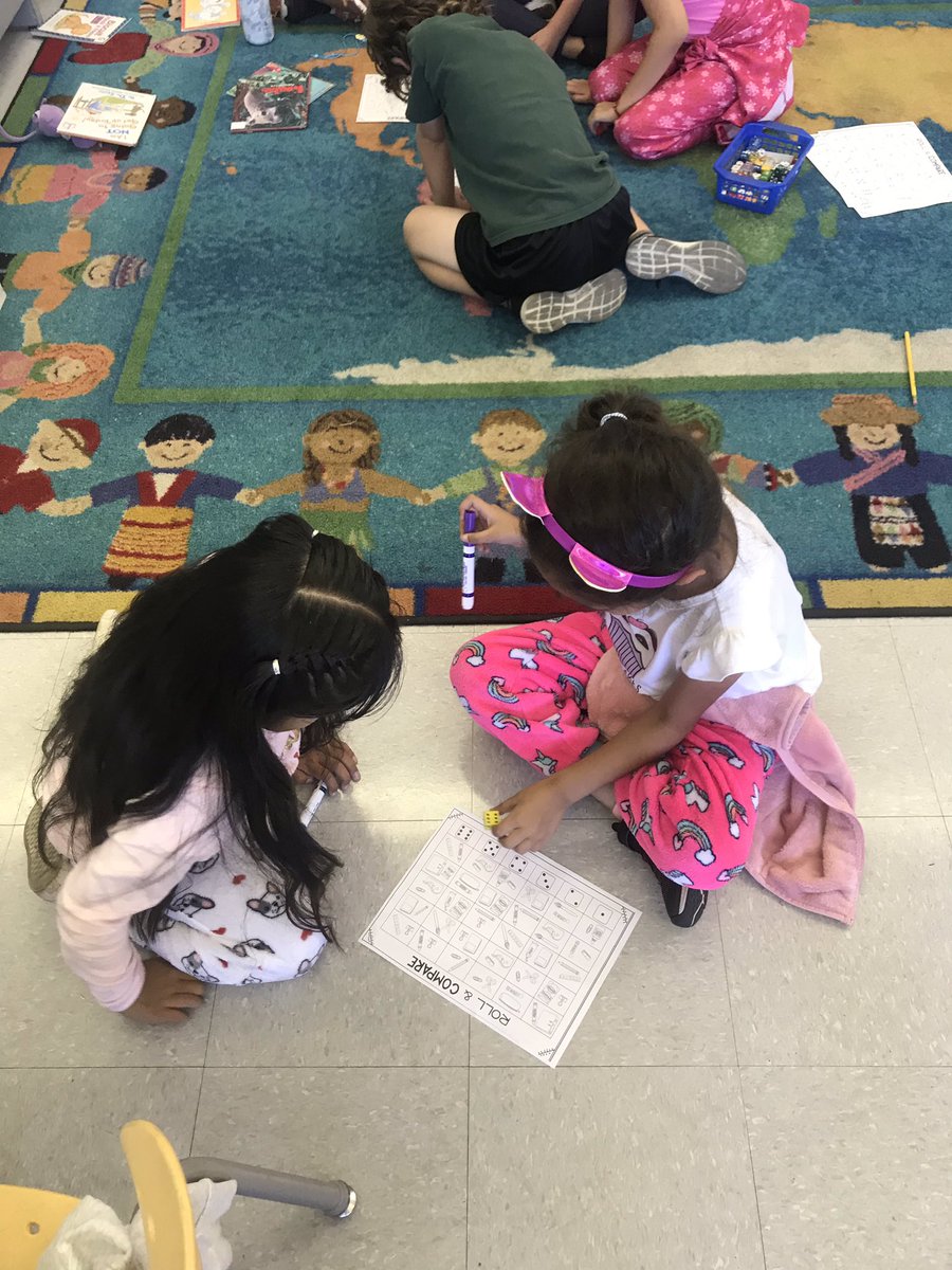 HolbrookMDUSD's tweet photo. Hands on math is just the best! #estimatinglength #workingtogether #secondgradersrock @mrsutler https://t.co/g2cZyjS7vp