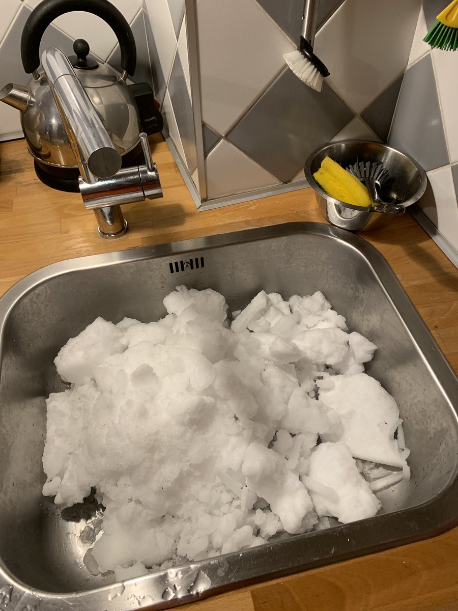 chritam's tweet photo. Und jetzt mal was ganz anderes: weiß vielleicht jemand, warum sich in meinem Eiskasten an der Rückwand in immer kürzeren Abständen so eine dicke Eis-Schicht bildet? 2013er Baujahr, soll der weg? #followerdingens https://t.co/LniOWw5rgx