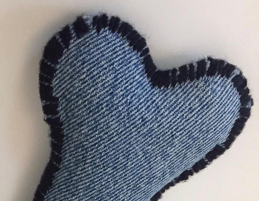 Köpek dostlarımızı unutmadık, onlar için de oyuncak yaptık ☺️
.
🐕🌍🐶💙
.
20TL
.
#döngüselekonomi #ikinciel #ileridönüşüm #denimupcycle #secondhand #circulareconomy #dogtoys #köpekoyuncakları #animallovers #animallover #upcycleddenim #zeropact