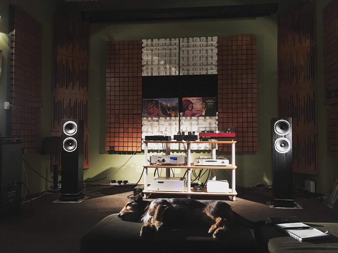 FyneAudio's tweet photo. Chilling out to your favourite tunes - it's a Fyne Life. #FyneLife #FyneFriday #F501#FyneAudio #FridayFeeling ๐ท: @nexthifi https://t.co/HYKStveDop