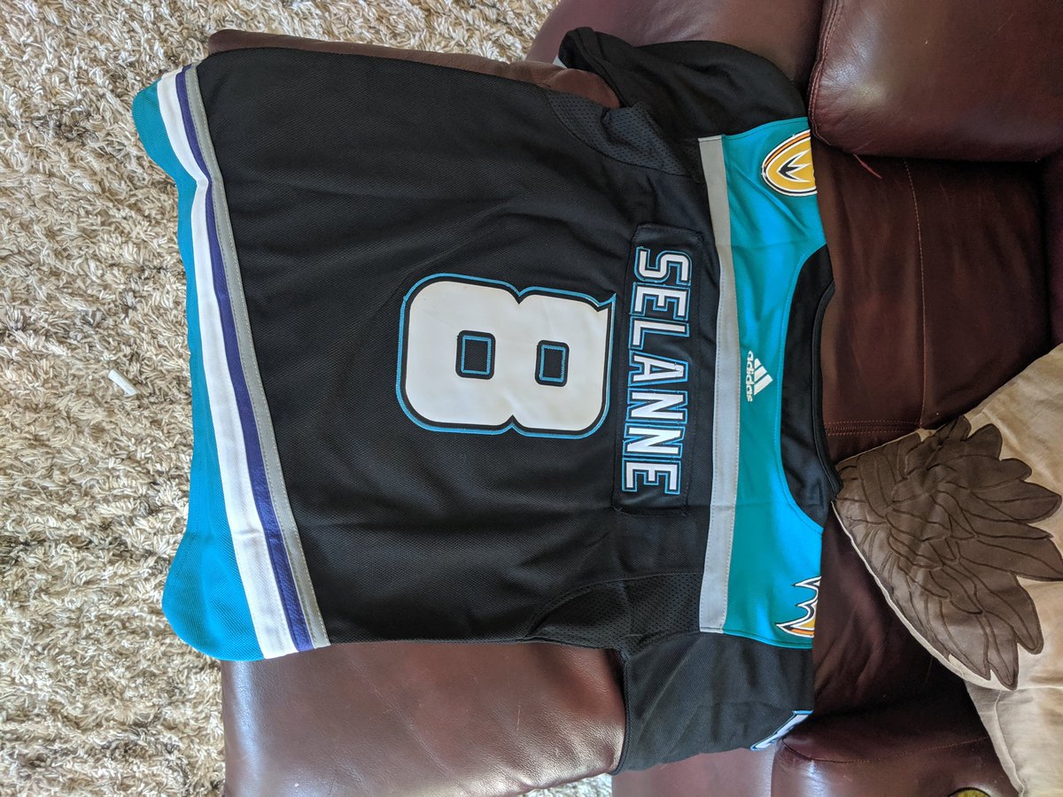 gspecb's tweet photo. Sooo it's been a long time since I said I would buy this, but not long enough cuz the Jersey doesn't fit. 

 But we do love it!

#teemuselanne
@TeemuSel8nne https://t.co/GH4AiN9rZM