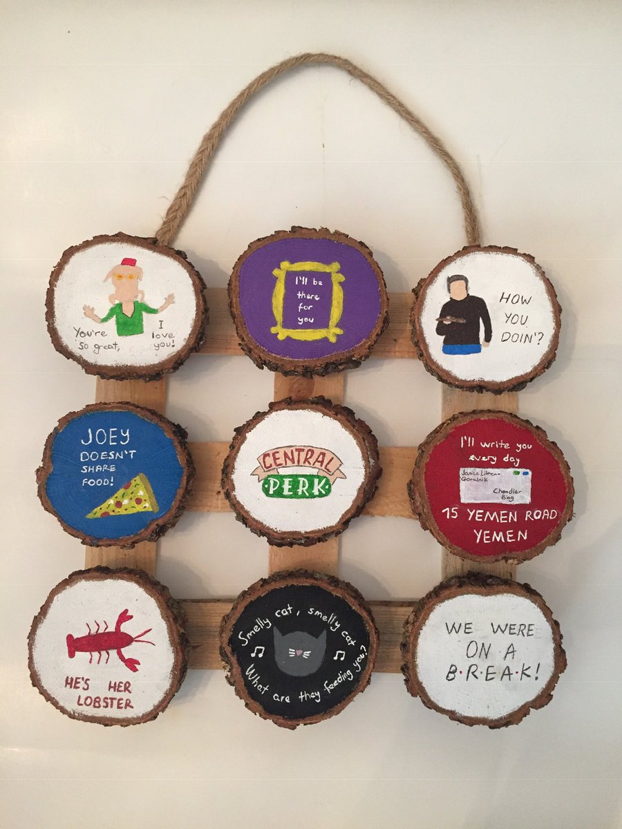 plathorwoolf's tweet image. Friends 25.yılına özel bir kişiye görseldeki Friends ahşap tabloyu hediye ediyorum 🎉 Çekilişe katılmak için bu gönderiyi retweet edip favlamanız yeterli,herkese bol şans!