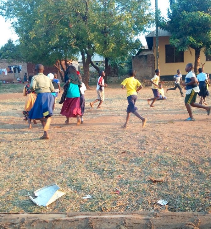 PRuphene's tweet photo. Mazoezi kwa Afya #KinaraStudents https://t.co/apABObUlXq