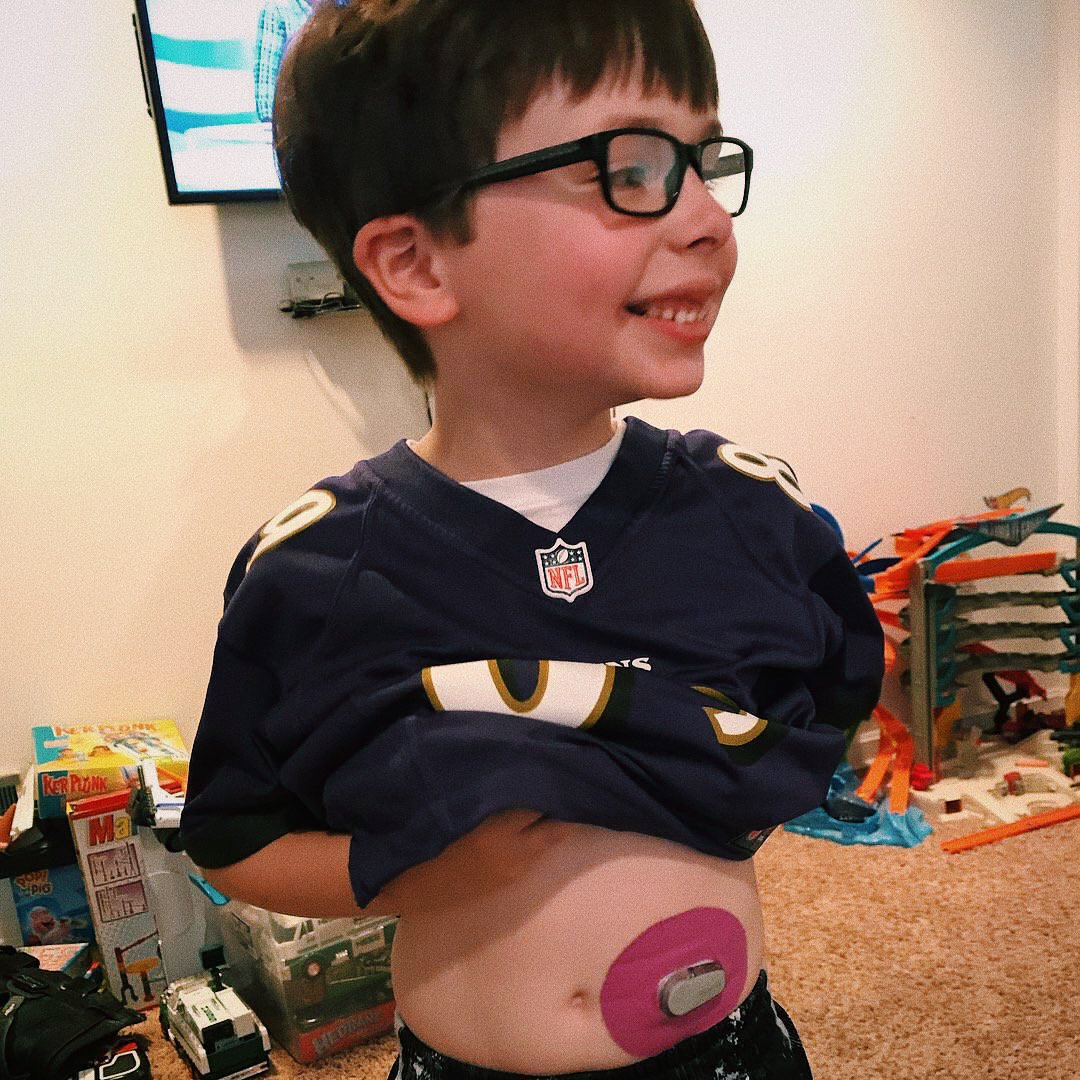 BleacherReport's tweet photo. Ravens TE Mark Andrews won’t let Type 1 diabetes define him ✊
◽️ Only takes insulin pump off to play
◽️ Tests sugar 2x during practice
◽️ Mentoring diabetic athletes since HS
Andrews leads all TEs in yards and TDs this year.
(H/T @brgridiron) https://t.co/OMf1zpXqBj