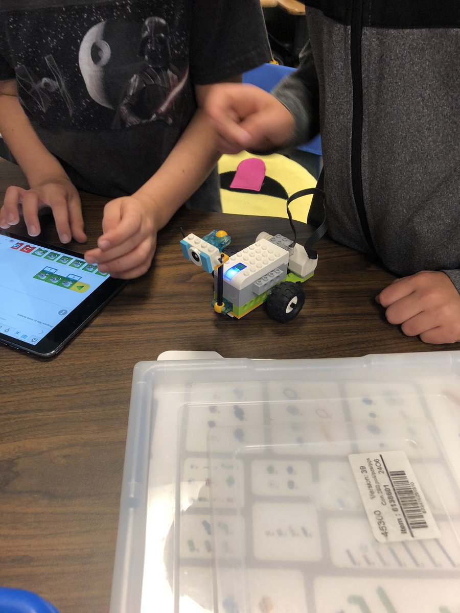 vick_integrate's tweet image. 3rd graders at East Elementary practiced using their computational thinking approaches of logic, evaluation, debugging and persevering while building robots! They used #pairprogramming which promotes communication and collaboration skills! #letstacobouttech #cs4all #legorobotics