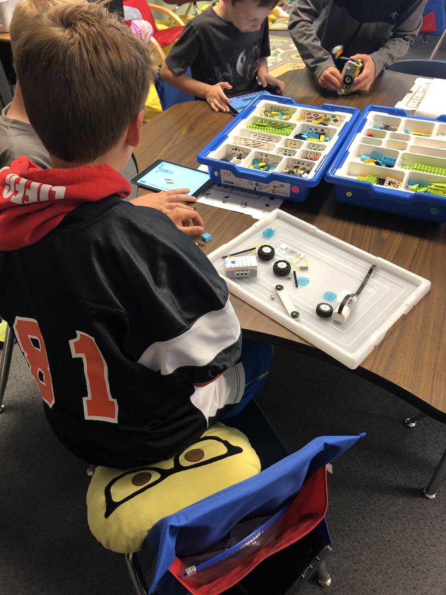 vick_integrate's tweet image. 3rd graders at East Elementary practiced using their computational thinking approaches of logic, evaluation, debugging and persevering while building robots! They used #pairprogramming which promotes communication and collaboration skills! #letstacobouttech #cs4all #legorobotics