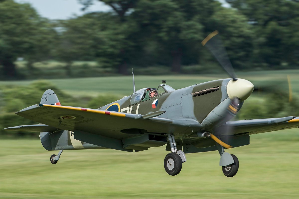 AircraftPhotoz1's tweet photo. Spitfire AR501 landing

@Shuttleworth_OW #Spitfire #Airshow https://t.co/tzSwAbvjEF