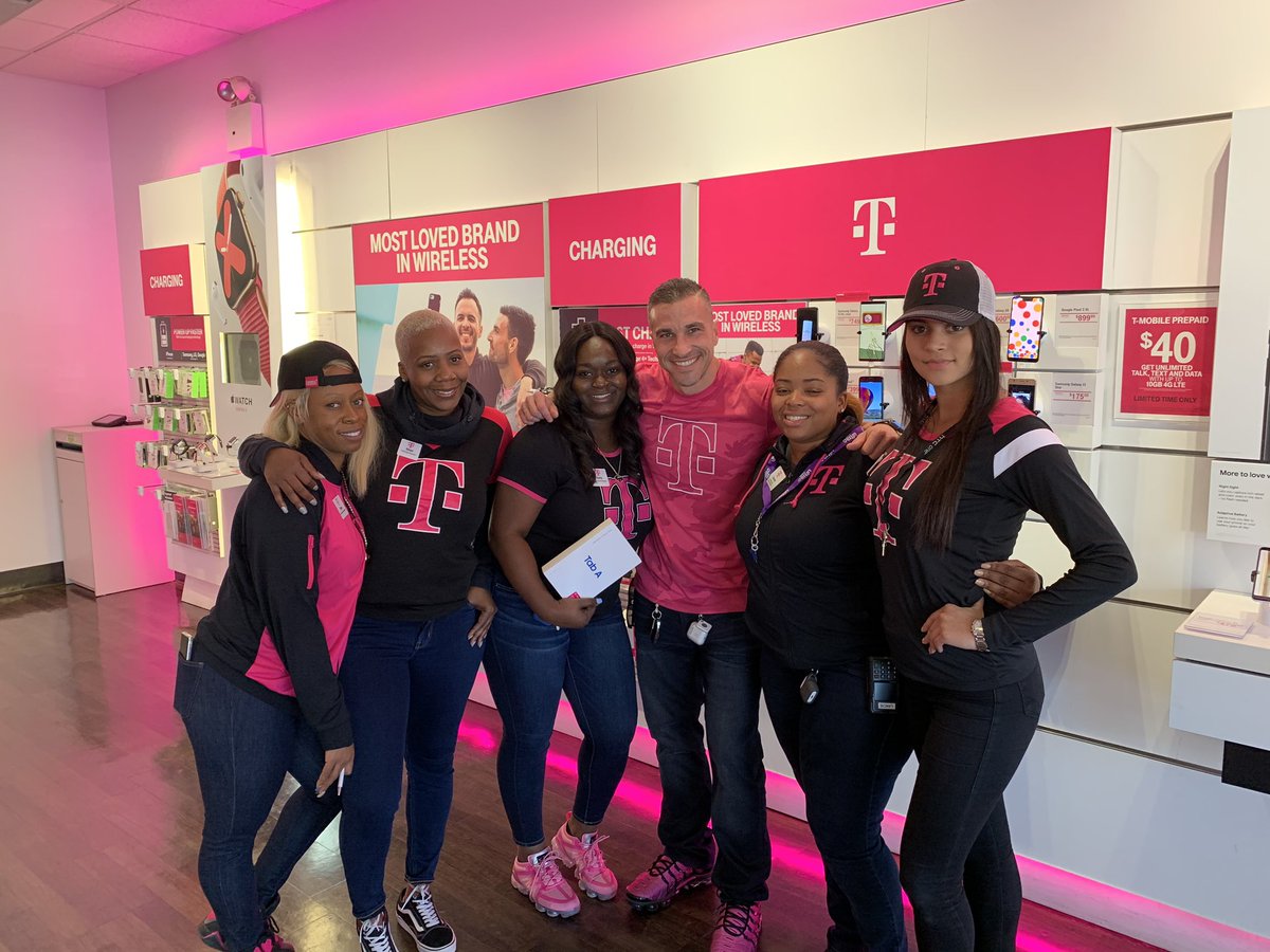 lpetrone9's tweet photo. @TMobile Fulton & Nostrand is ROCKIN'!! Most fun I've had in a store in a while. Customers loving the energy too 🎉🎉 #Brooklyn #BQLIBiggerBetter2019 #iPhone11Launch #NERules https://t.co/E4YYYHtFCO