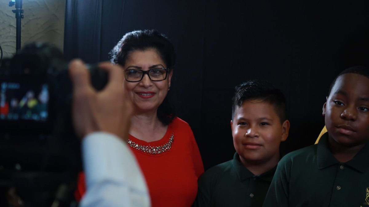 SullivanTigers's tweet photo. Honors Digital Media Students organized today's successful Red Carpet Premiere of the Kilmer Elementary School Promo Video (Also created by Digital Media Students!) The promo video releases TODAY at 4 PM! #staytuned #projectbasedlearning #collaboration #youthmedia #youthvoice https://t.co/LbyZQC6Eoa