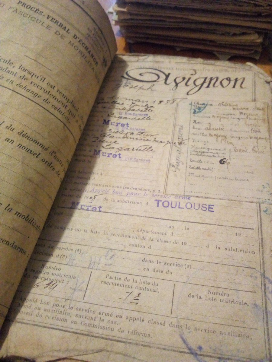 ManonHoa's tweet photo. Il y a deux ans dans un vide-grenier j'ai trouvé dans une grande valise une série de lettres envoyées pas un soldat de la première Guerre Mondiale à sa femme. Il lui raconte ses longues journées de marche les heures d'attente dans les tranchées et les terrifiants moments d'assaut https://t.co/Z9JdfoxniN