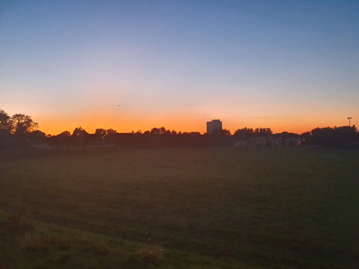 NEStreetwork's tweet photo. Beautiful sky line tonight whilst out on our travels... busy busy night so far! Lots of discussions with our young people & even clearing up some of the litter too #positiveengagements #ABIs #youthworkchangeslives https://t.co/uhmhN3rSUP
