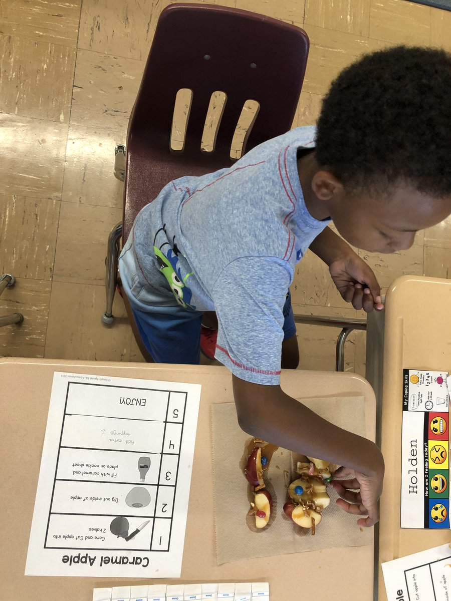 MsMueller15's tweet photo. Cooking Friday in room 15! #caramelapples #lifeskills @BearCreekES https://t.co/cEvaB5uQiI