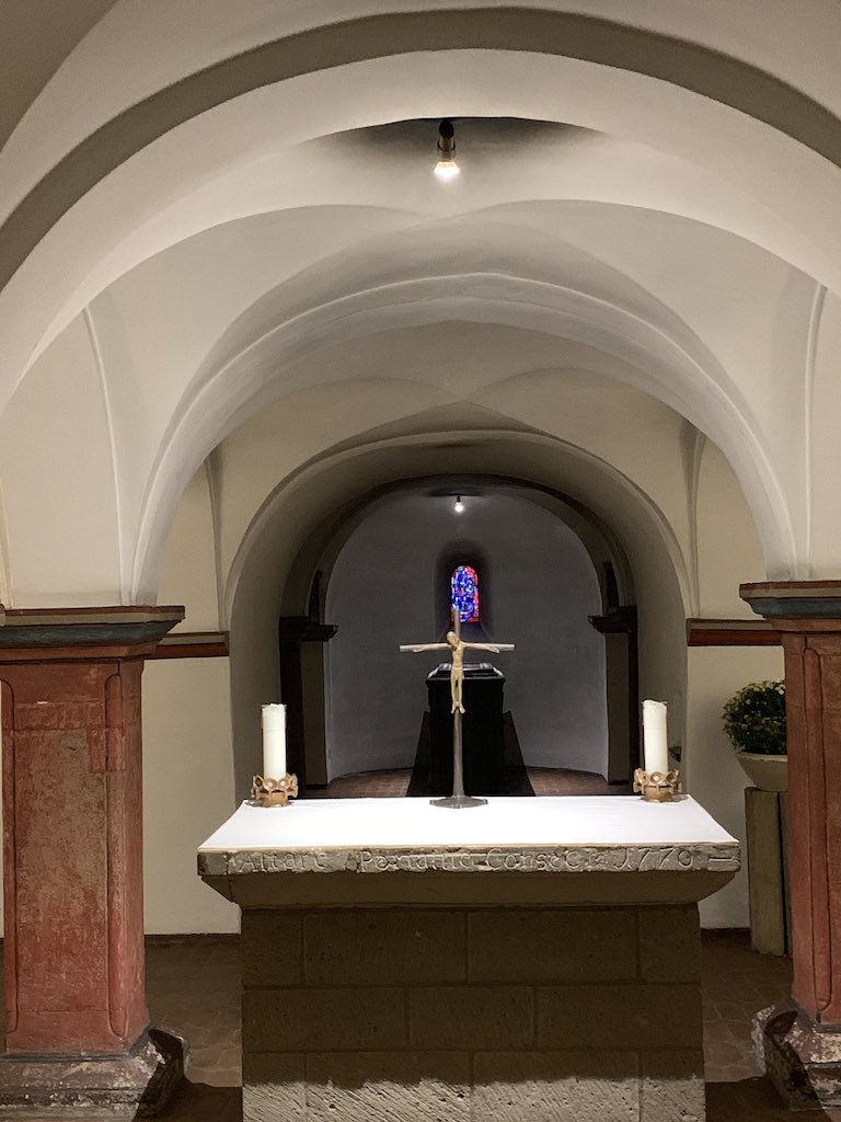 twomplet's tweet photo. Dort gehen wir in die #Ostkrypta, wo die Essener Äbtissin #Theophanu und in dem Hochgrab hinter dem Altar der Heilige #Altfrid begraben liegen. Theophanu hatte den Bau der Krypta in Auftrag gegeben, sie wurde 1051 (ein)geweiht. #EssenerDom ^pfrn #twomplet https://t.co/zRUph3Csgz