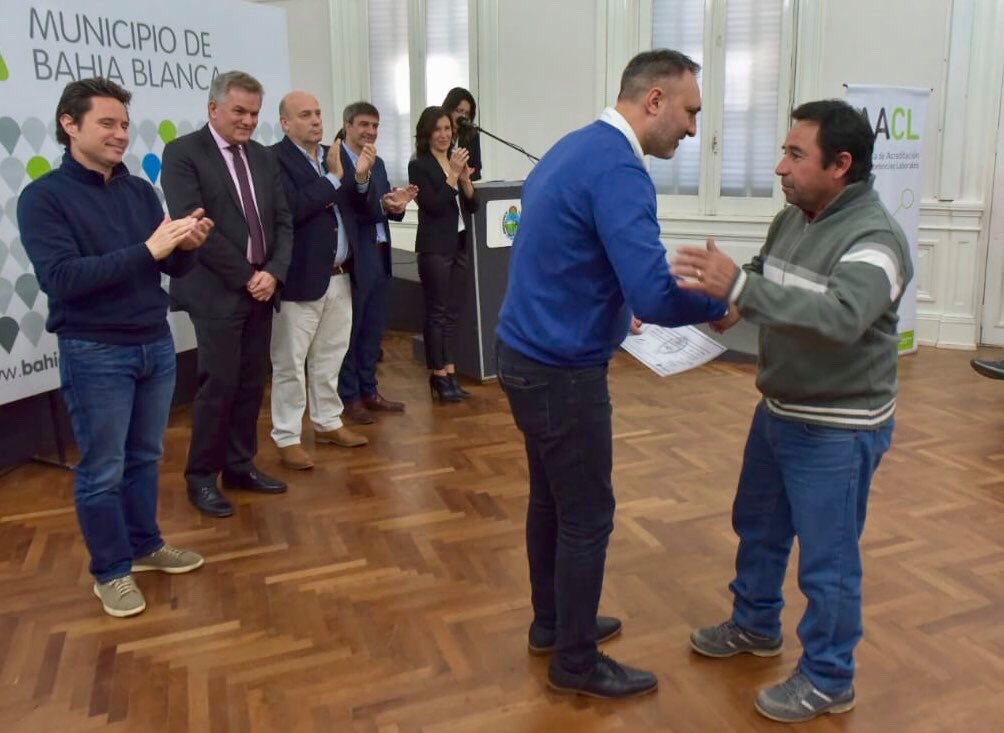 Complaborales's tweet photo. #BahiaBlanca Junto a @gzinny, @gfalvarez y Héctor Gay, Intendente de Bahía Blanca entregamos certificados de competencias laborales a trabajadores del municipio en diferentes roles profesionales. 💪🏻También recibieron su certificado los trabajadores evaluados en los #CFP https://t.co/jBdJYCQFew
