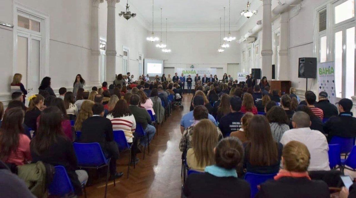 Complaborales's tweet photo. #BahiaBlanca Junto a @gzinny, @gfalvarez y Héctor Gay, Intendente de Bahía Blanca entregamos certificados de competencias laborales a trabajadores del municipio en diferentes roles profesionales. 💪🏻También recibieron su certificado los trabajadores evaluados en los #CFP https://t.co/jBdJYCQFew